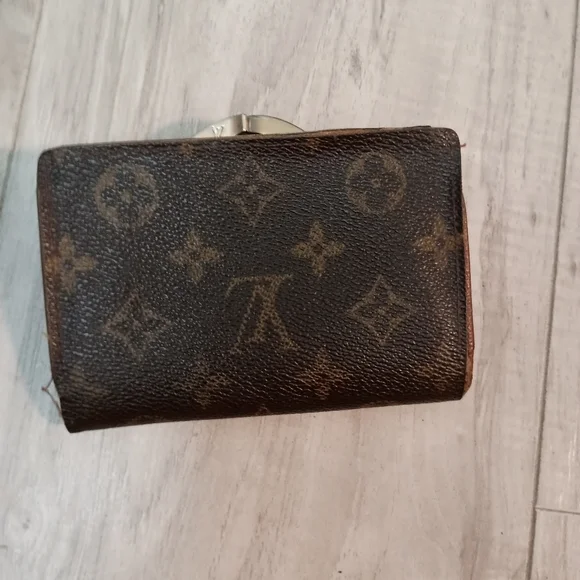LOUIS VUITTON French Kisslock Wallet | Monogram - Picture 2 of 14